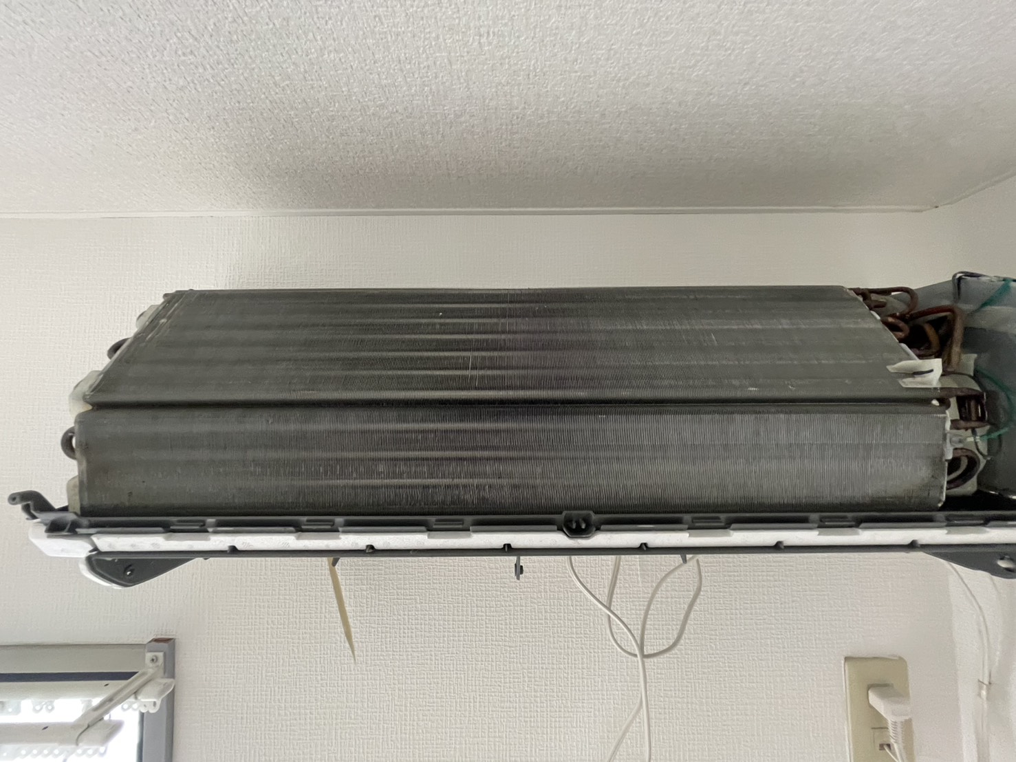 宝塚市口谷東のエアコンクリーニング 熱交換器ビフォー