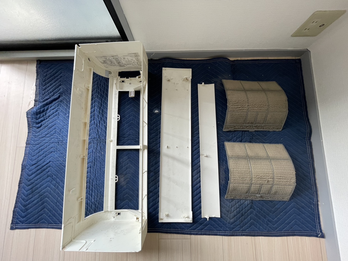 宝塚市口谷東のエアコンクリーニング 外装パーツビフォー