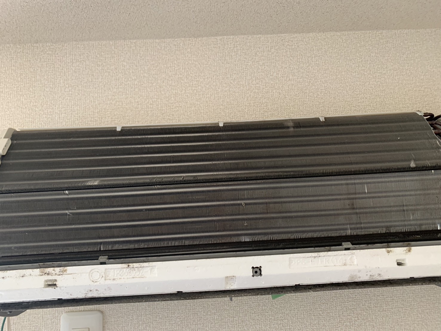 宝塚市宝塚南口のエアコンクリーニング 熱交換器ビフォー ダイキン F28WTES-W