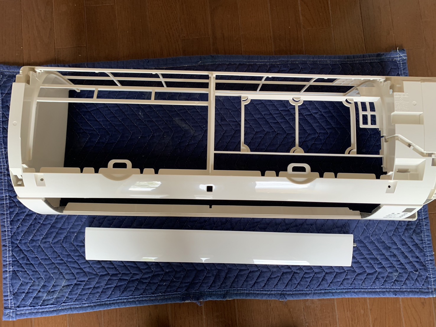 クリーニング後の綺麗になったエアコンのパーツ