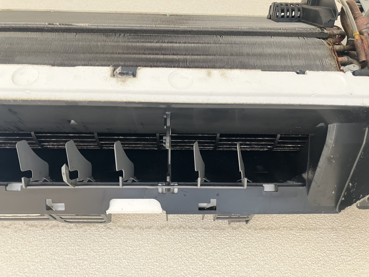 宝塚市安倉南のエアコンクリーニング 吹き出し口ビフォー 富士通ゼネラル AS-A363H