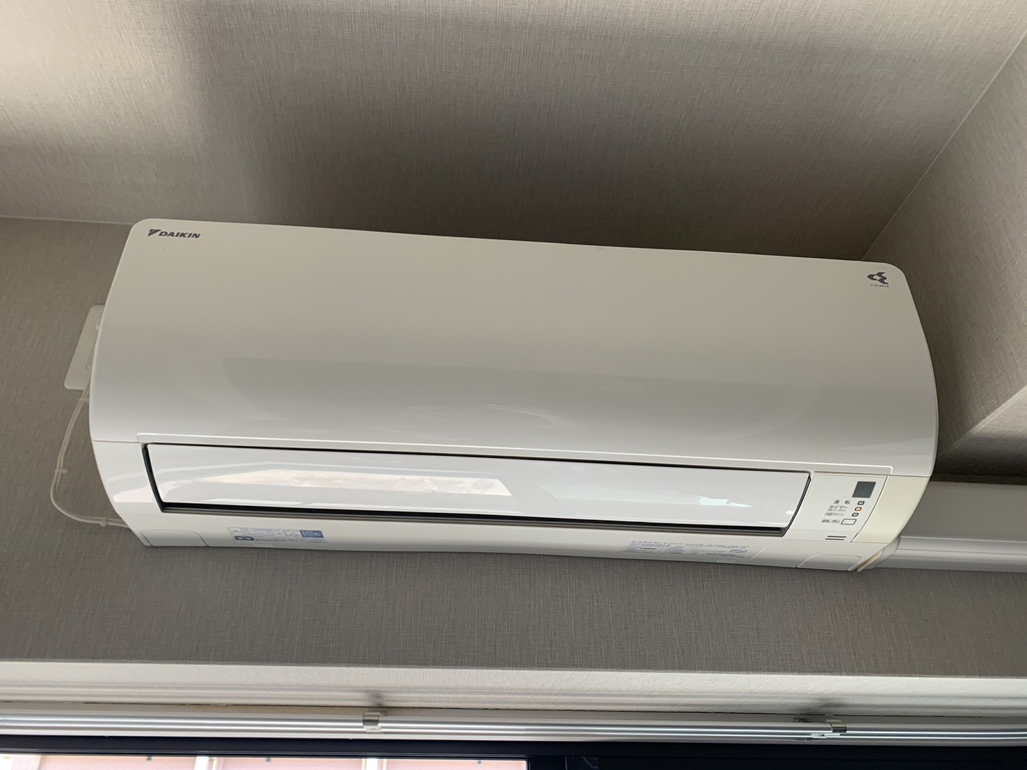 宝塚市売布で内部洗浄を行ったダイキン工業株式会社 ATE-28TSE4-W のエアコン本体