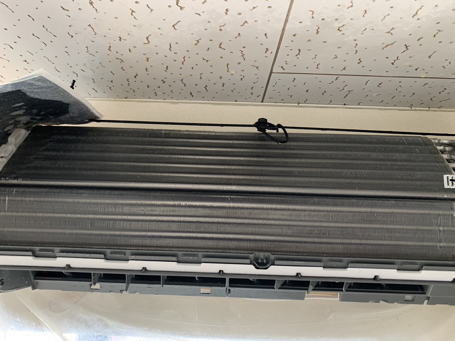 宝塚市逆瀬台のエアコンクリーニング 熱交換器ビフォー 日立 RAS-AJ2825S