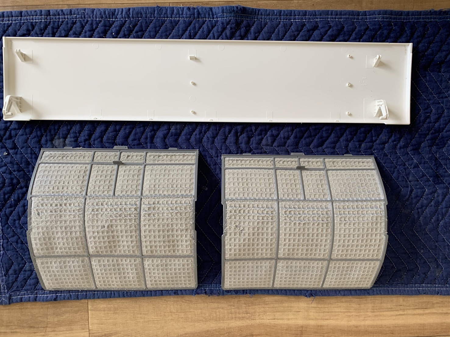 伊丹市大鹿のエアコンクリーニング 外装パーツビフォー 日立 RAS-AJ25J