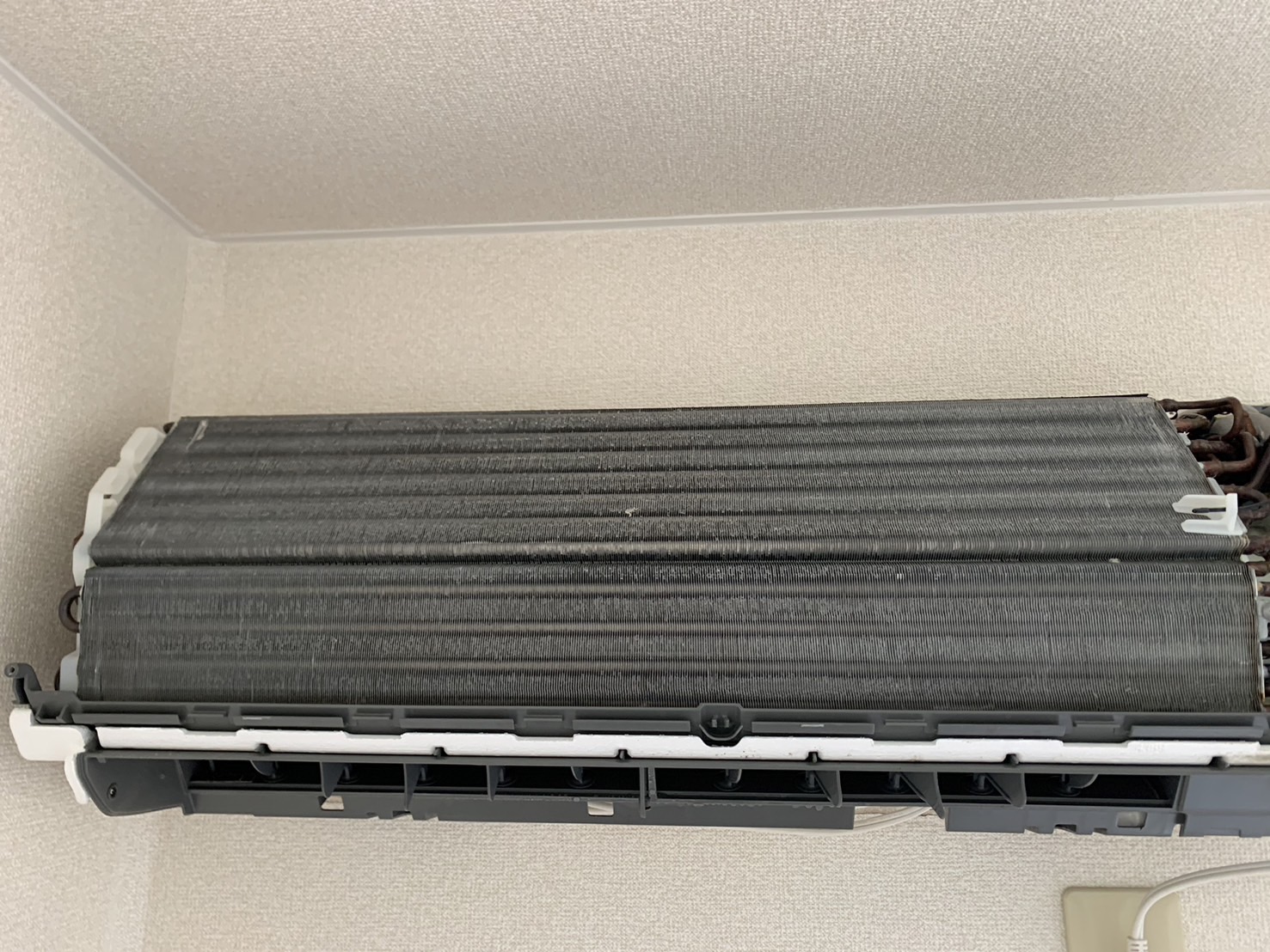 伊丹市大鹿のエアコンクリーニング 熱交換器ビフォー 日立 RAS-AJ25J