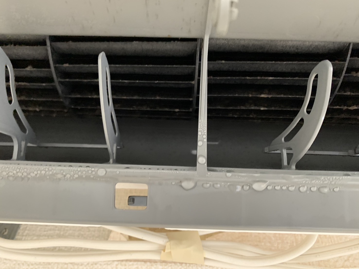 伊丹市大鹿のエアコンクリーニング 吹き出し口ビフォー 日立 RAS-AJ25J