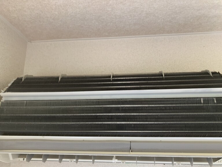 エアコンクリーニングを川西市見野で実施|寝室の壁掛けエアコンを分解洗浄|川西市のエアコンクリーニング施工事例