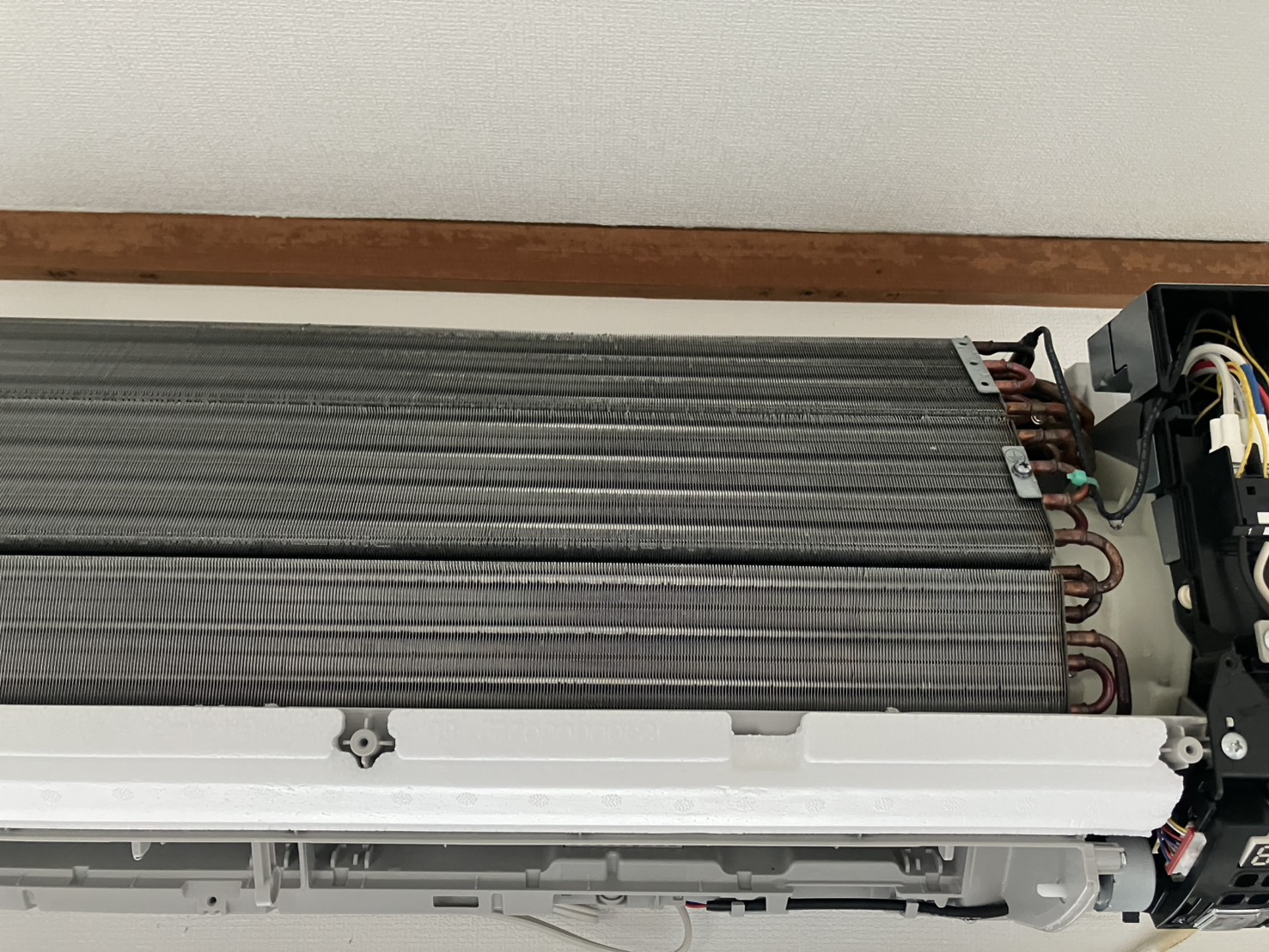 川西市大和東のエアコンクリーニング 熱交換器ビフォー シャープ AY-S22DH