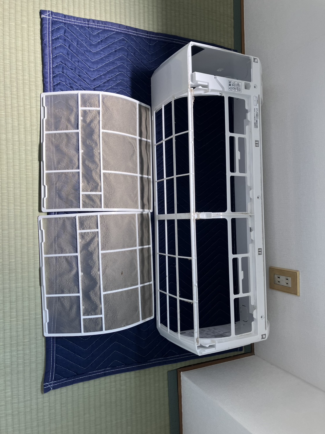 川西市大和東のエアコンクリーニング 外装パーツビフォー シャープ AY-S22DH