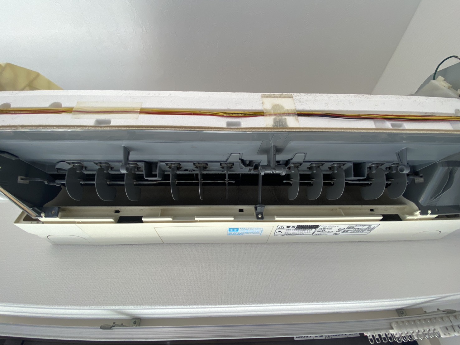 伊丹市緑ケ丘のエアコンクリーニング 吹き出し口ビフォー 三菱 MSZ-BXV2516-W