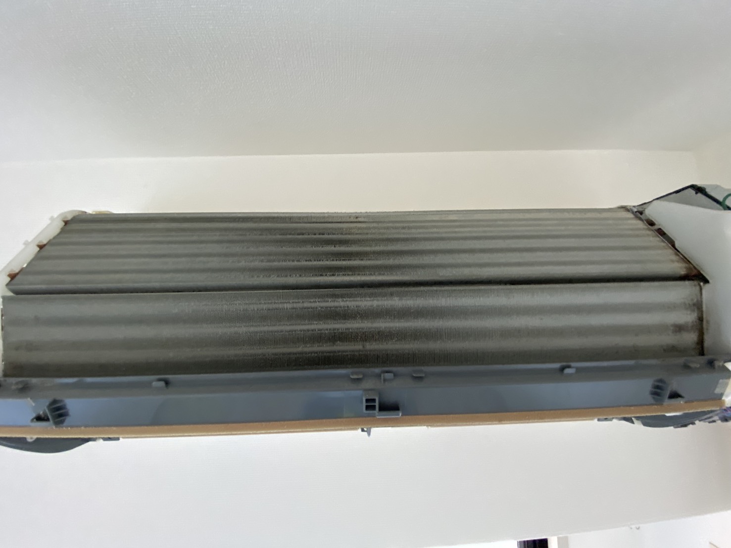 川西市萩原台のエアコンクリーニング 熱交換器ビフォー 三菱 MSZ-GV2216-W