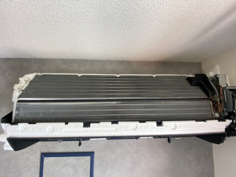 エアコンクリーニングを宝塚市雲雀丘で実施|リビングのカビ臭さが気になるエアコンを分解洗浄