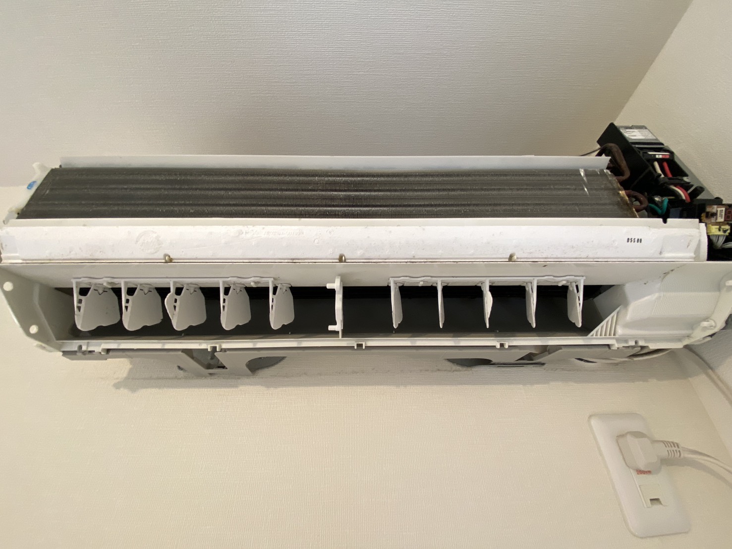 宝塚市口谷のエアコンクリーニング 吹き出し口ビフォー パナソニック CS-360DFL2-W