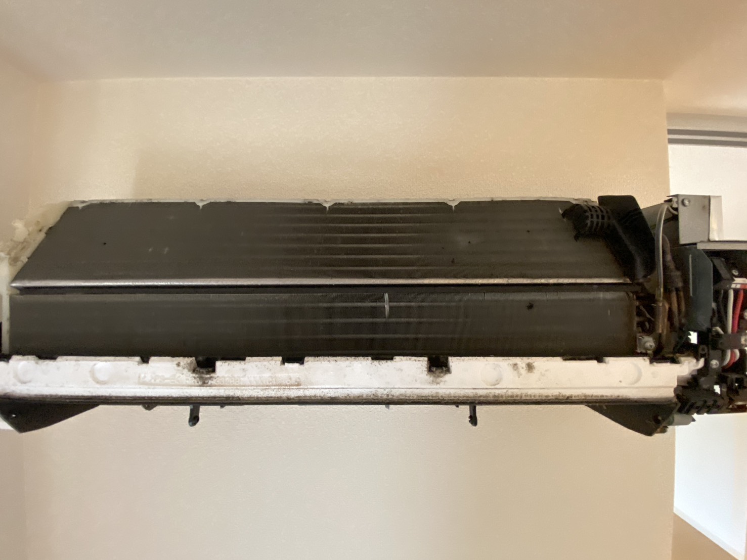 川西市火打のエアコンクリーニング 熱交換器ビフォー 富士通ゼネラル AS-A367H