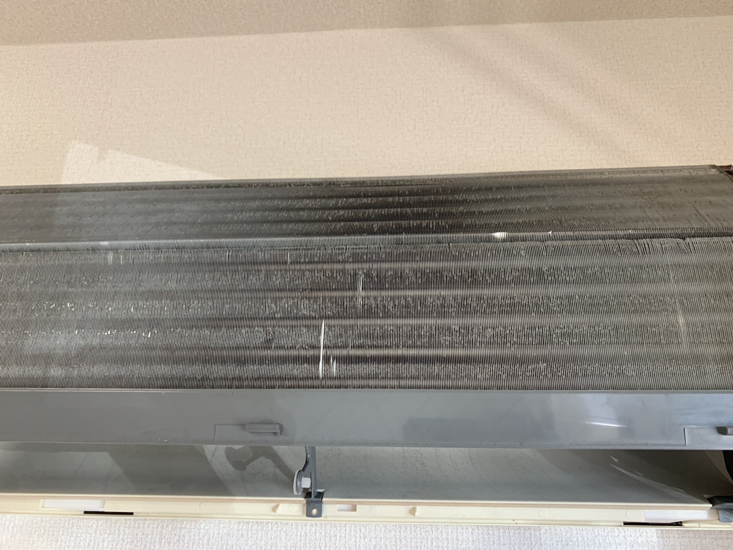 川西市栄根のエアコンクリーニング 熱交換器ビフォー