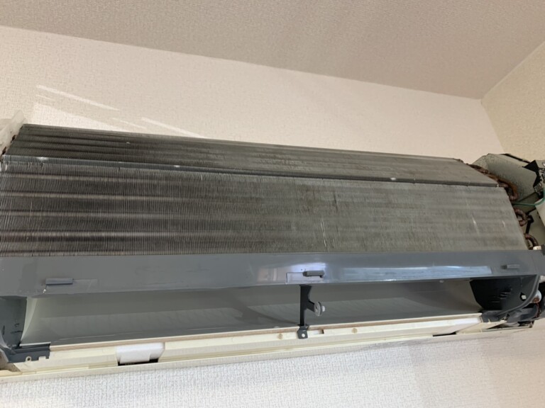 エアコンクリーニングを川西市栄根で実施|冷房前に気になる壁掛けエアコンを分解洗浄|川西市のエアコンクリーニング施工事例
