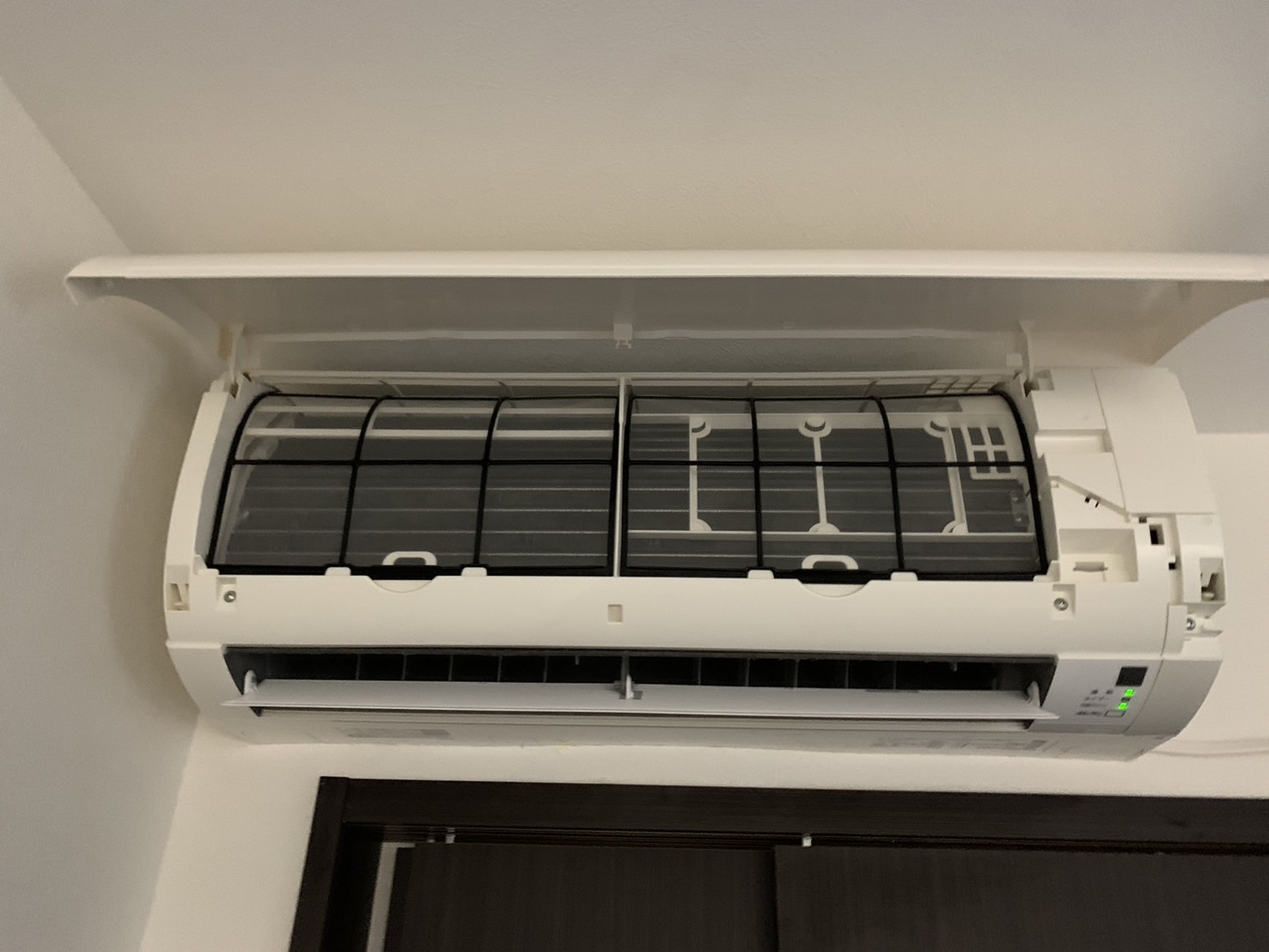 お掃除機能なしエアコンの内部。パネルを開けるとフィルターがそのまま見える