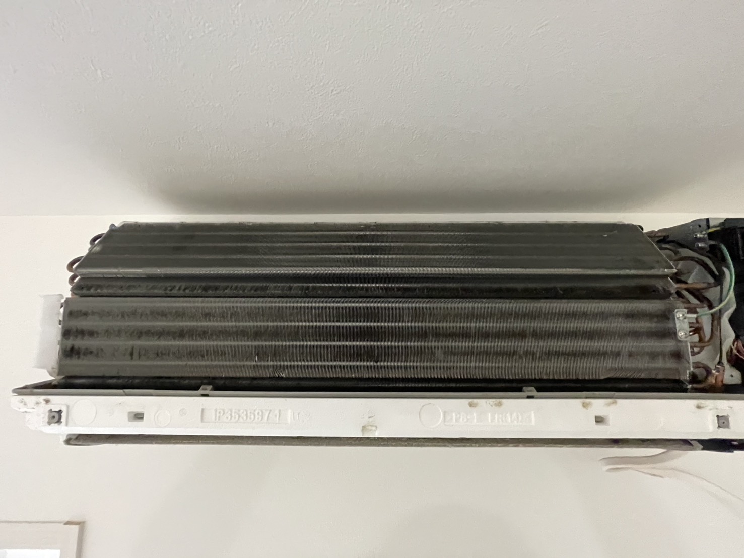 川西市平野のエアコンクリーニング 熱交換器ビフォー ダイキン F56XTEP-W