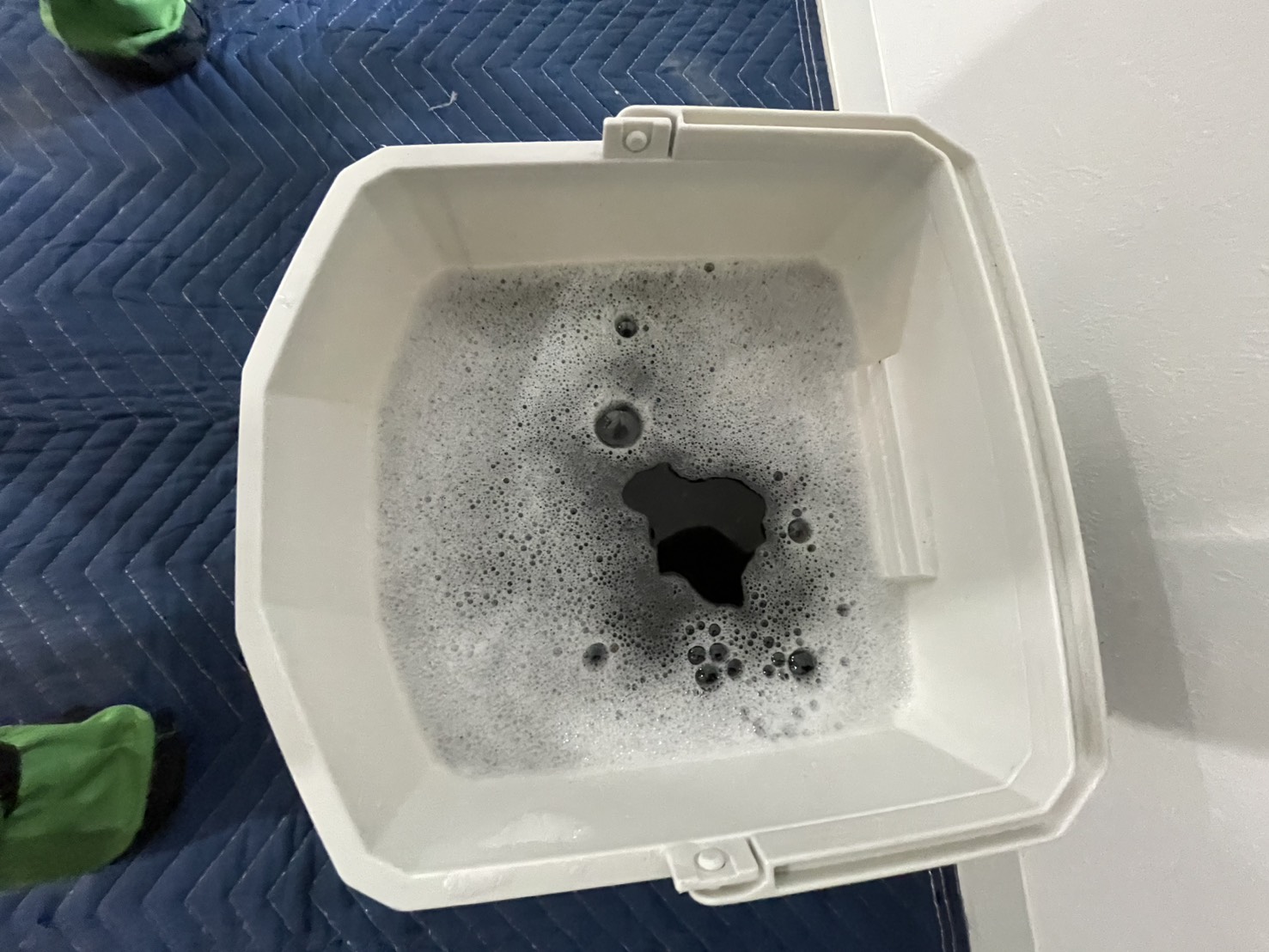 川西市平野のエアコンクリーニング 洗浄後の汚水