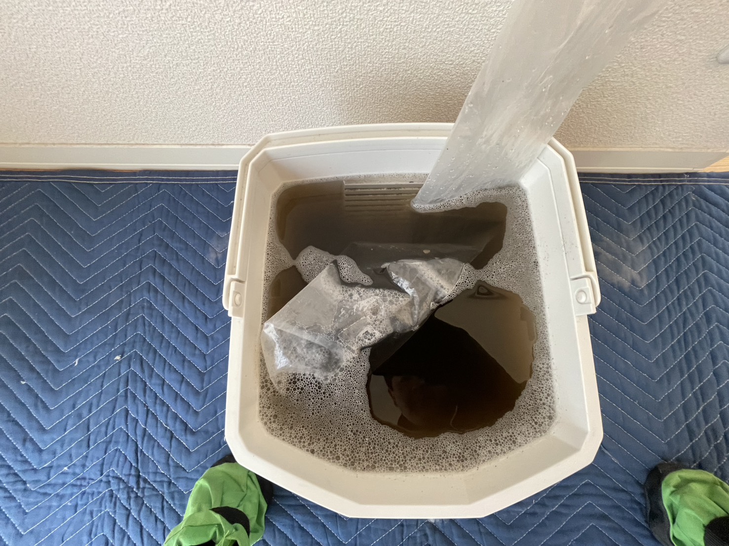 宝塚市仁川のエアコンクリーニング 洗浄後の汚水