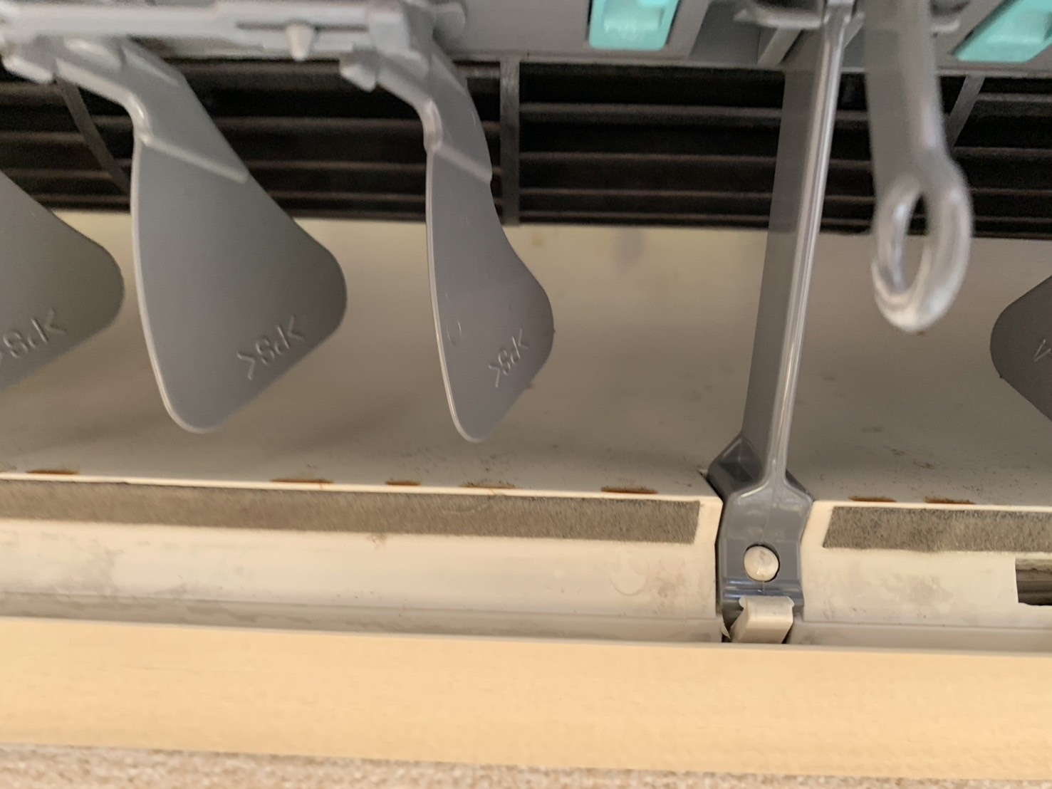 宝塚市清荒神のエアコンクリーニング 吹き出し口ビフォー 三菱電機 MSZ-GXV28P-W