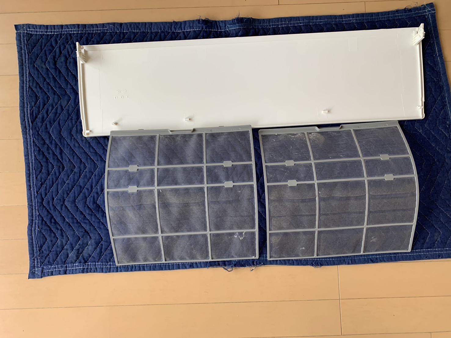 宝塚市小浜のエアコンクリーニング フェルト状のホコリが付いたフィルターのビフォー 富士通ゼネラル AS-AH250K