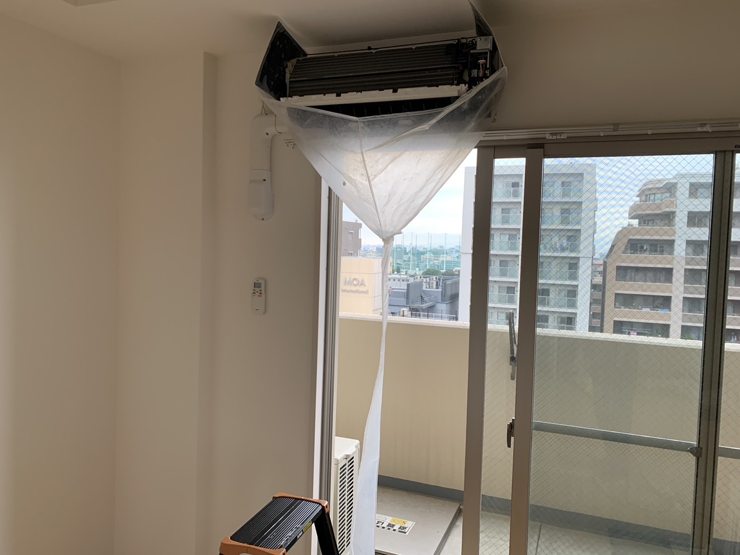 宝塚市小浜のエアコンクリーニング 洗浄カバーを設置した洗浄中の様子