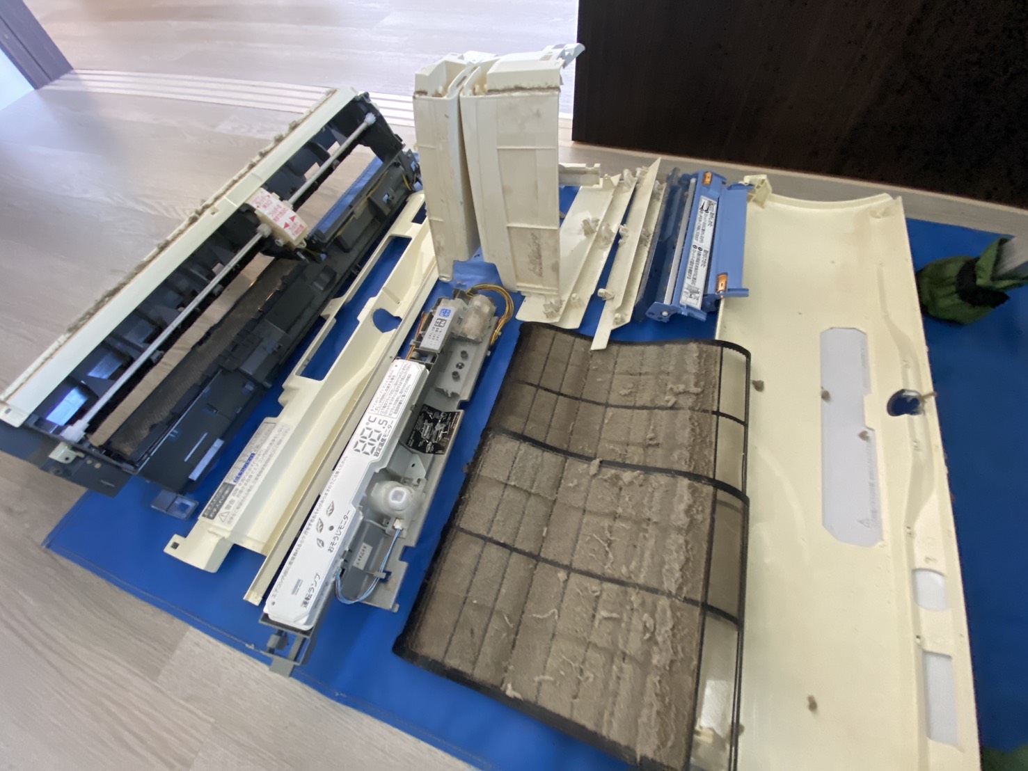 伊丹市鴻池のエアコンクリーニング お掃除メカとフィルターのビフォー 三菱電機 MSZ-222ZXAS-W