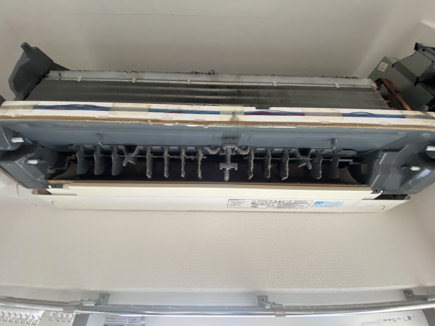 伊丹市鴻池のエアコンクリーニング 綿状のホコリが垂れ下がった吹き出し口ビフォー 三菱電機 MSZ-222ZXAS-W