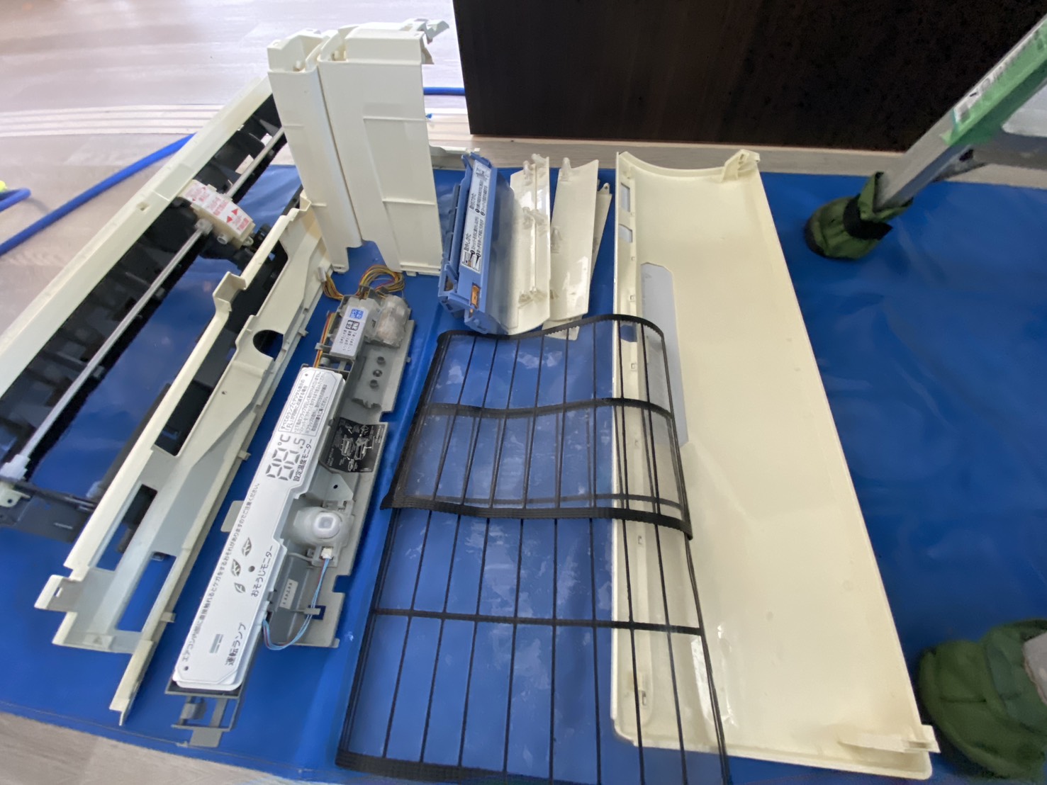 伊丹市鴻池のエアコンクリーニング お掃除メカとフィルターのアフター 三菱電機 MSZ-222ZXAS-W