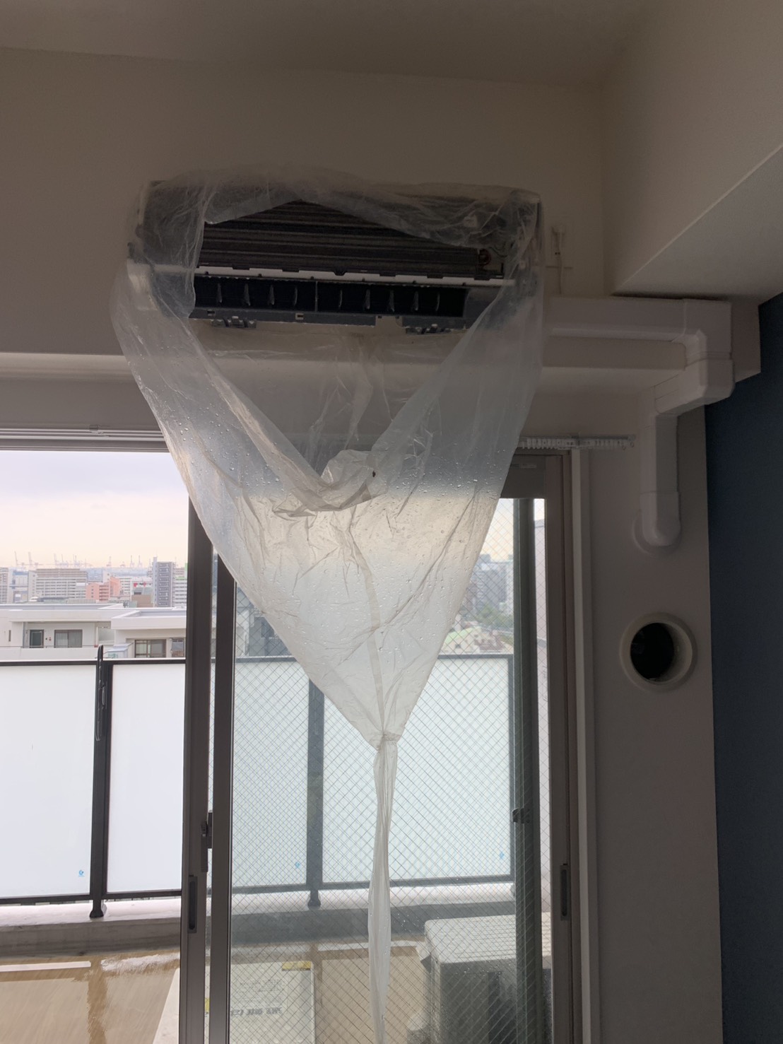 宝塚市御殿山のエアコンクリーニング 洗浄カバーを設置した洗浄中の様子
