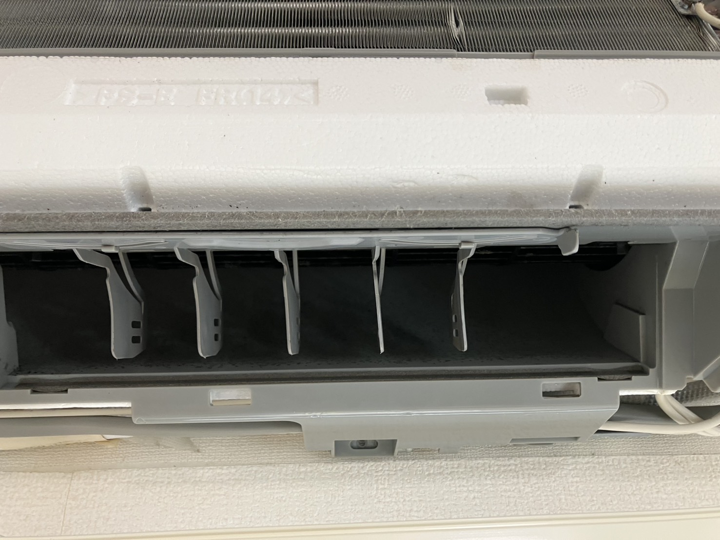 宝塚市川面のエアコンクリーニング 綿ボコリがたまった吹き出し口ビフォー ダイキン F36UTES-W
