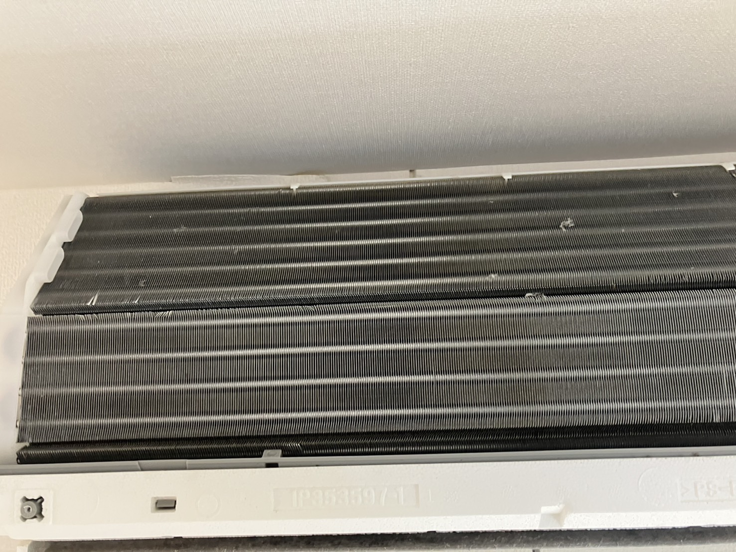 宝塚市川面のエアコンクリーニング 熱交換器ビフォー別角度 ダイキン F36UTES-W